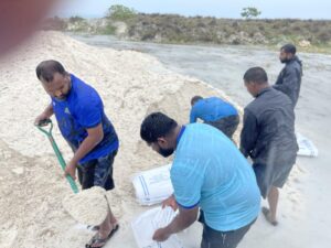 ފެންބޮޑުވާ ތަންތަނުގައި ވެލިބަސްތާ ޖެހުމުގެ މަސައްކަތުގައި ފުލުހުން