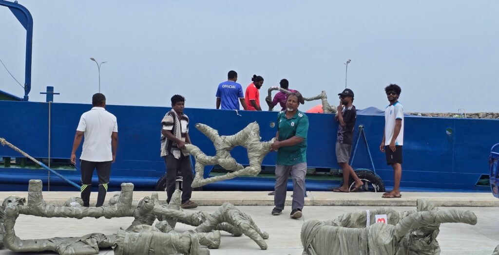 އައުޓްޑޯރ ޖިމްގެ އައިޓަމްތައް ދަރަނބޫދޫއަށް ބޭލުމުގައި ފެނަކަ މުވައްޒަފުން | ފޮޓޯ: ދަނިއުސް