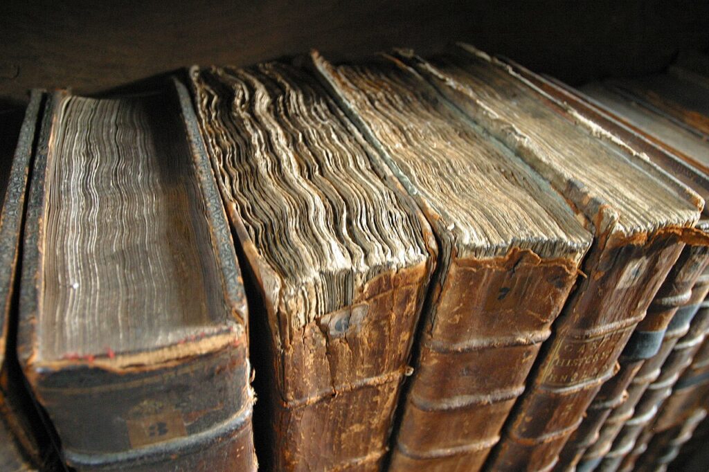 1280px Old book bindings