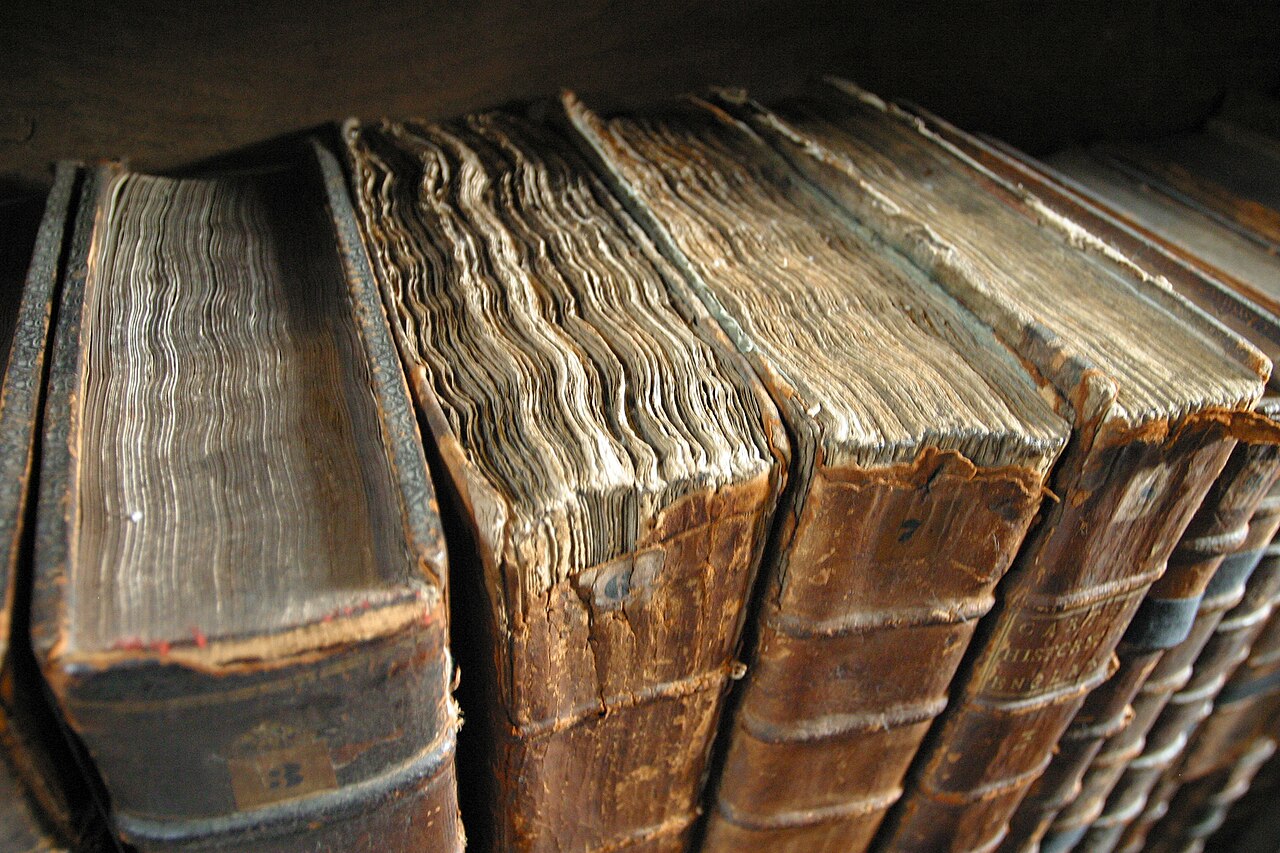 1280px Old book bindings